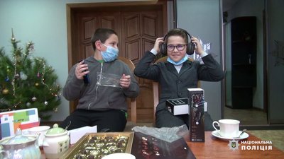 Запорізькі поліцейські перед Новим роком втілили мрії дітей із багатодітних родин
