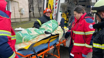 У Луцьку рятувальники визволили з замкненої квартири пенсіонера, в якого стався інсульт