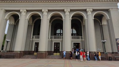 У Рівному центр вакцинації відкрили у театрі
