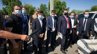 Володимир Зеленський на Херсонщині ознайомився з роботою вагового контролю вантажівок Володимир Зеленський на Херсонщині ознайомився з роботою вагового контролю вантажівок