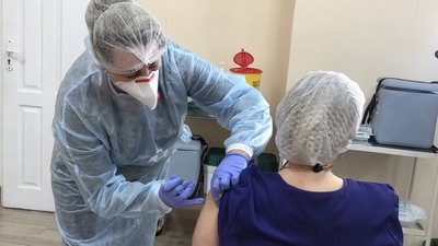 Мобільна бригада провакцинувала медиків Ужгородської міської дитячої лікарні