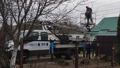 Пошкодили силовий кабель: у Луцьку вісім вулиць другий день – без світла Пошкодили силовий кабель: у Луцьку вісім вулиць другий день – без світла