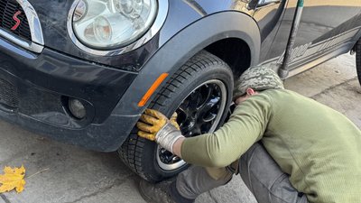 Перевзувають автомобілі