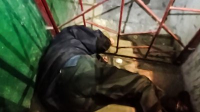 У Світловодську на Кіровоградщині чоловік застряг у металевій решітці