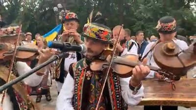 Гуцули провели відкриту сесії Верховинської райради під ВРУ Гуцули провели відкриту сесії Верховинської райради під ВРУ