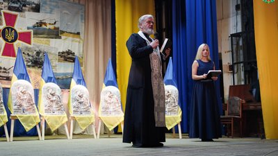 У Житомирі рідним 11 загиблих військових вручили "Ікони пам'яті" У Житомирі рідним 11 загиблих військових вручили "Ікони пам'яті"