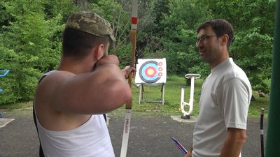 Інструктор розповідає військовослужбовцю особливості стрільби з лука. Інструктор розповідає військовослужбовцю особливості стрільби з лука.