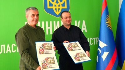 У Вінниці погасили марку “Зброя Перемоги. Світ з Україною” У Вінниці погасили марку “Зброя Перемоги. Світ з Україною”