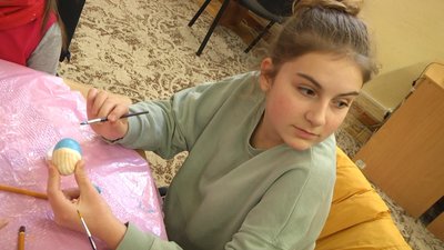 Ангеліна Стаднік на своїй писанці малюватиме голубів. Ангеліна Стаднік на своїй писанці малюватиме голубів.