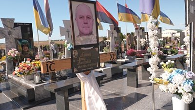 "Приходжу в школу, дивлюсь на портрет, вітаюся з ним" — дружина загиблого вчителя-військовослужбовця з Волині "Приходжу в школу, дивлюсь на портрет, вітаюся з ним" — дружина загиблого вчителя-військовослужбовця з Волині