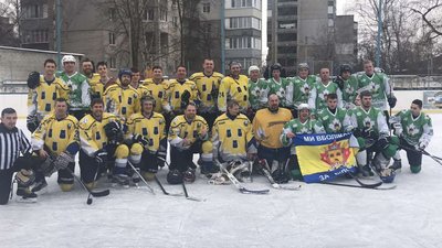 Хокеєм допомагали армії. У Сумах відбувся хокейний товариський матч, де збирали гроші на ЗСУ Хокеєм допомагали армії. У Сумах відбувся хокейний товариський матч, де збирали гроші на ЗСУ