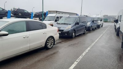 На кордоні є незначні черги: від 30 до 100 авто На кордоні є незначні черги: від 30 до 100 авто