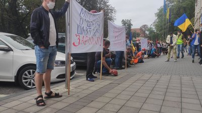 Гірники шахти "Надія" пікетують Львівську облдержадміністрацію Гірники шахти "Надія" пікетують Львівську облдержадміністрацію