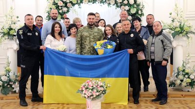 Познайомилися під час несення служби: у Херсоні одружилися поліцейська і прикордонник Познайомилися під час несення служби: у Херсоні одружилися поліцейська і прикордонник