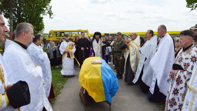 На Тернопільщині попрощалися із загиблим військовослужбовцем Віктором Стасюком На Тернопільщині попрощалися із загиблим військовослужбовцем Віктором Стасюком