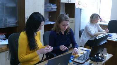 У Франківську працівниці департаменту культури плетуть вервиці для українських військових У Франківську працівниці департаменту культури плетуть вервиці для українських військових