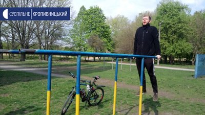 Карантин підштовхнув. Кропивницький священник пересів з громадського транспорту на велосипед Карантин підштовхнув. Кропивницький священник пересів з громадського транспорту на велосипед