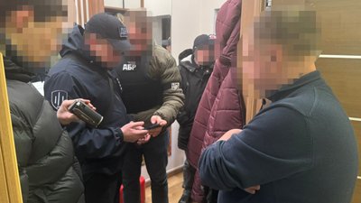 Правоохоронці ДБР та підозрювані під час слідчих дій
