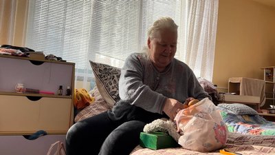 Пів року жили в підвалі. Волонтери привезли в Миколаїв сімох жінок з Очакова Пів року жили в підвалі. Волонтери привезли в Миколаїв сімох жінок з Очакова