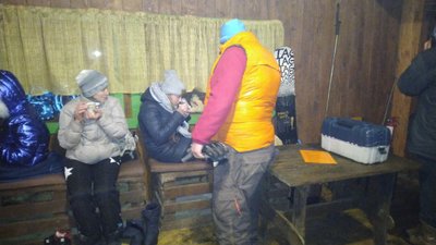 На горі Погар, що поблизу селища Славське, зупинився підйомник із туристами На горі Погар, що поблизу селища Славське, зупинився підйомник із туристами
