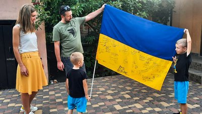 Сімейна традиція. Кропивничани щороку в День прапора вивішують стяг на даху будинку