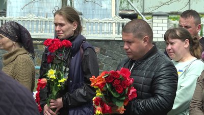 У Житомирі попрощалися з військовим 13 окремого десантно-штурмового батальйону Дмитром Надолинським У Житомирі попрощалися з військовим 13 окремого десантно-штурмового батальйону Дмитром Надолинським