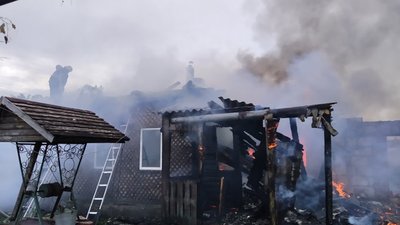 Намагалися загасити самі: на Чернігівщині згоріли два сараї, авто та житловий будинок Намагалися загасити самі: на Чернігівщині згоріли два сараї, авто та житловий будинок