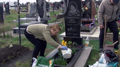 "Були бур'яни – поприбирала": волиняни впорядковують могили рідних "Були бур'яни – поприбирала": волиняни впорядковують могили рідних