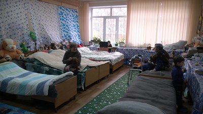 “Ми живемо однією сім’єю майже рік”. Понад 140 переселенців прихистили в школі-інтернаті у Запоріжжі “Ми живемо однією сім’єю майже рік”. Понад 140 переселенців прихистили в школі-інтернаті у Запоріжжі