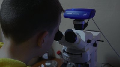 "Подивитись на бактерії під мікроскопом": 9-річний автор дитячих книжок із Сум здійснив свою мрію "Подивитись на бактерії під мікроскопом": 9-річний автор дитячих книжок із Сум здійснив свою мрію
