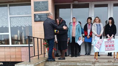 На Черкащині відбулося відкриття меморіальної дошки в честь загиблого воїна На Черкащині відбулося відкриття меморіальної дошки в честь загиблого воїна