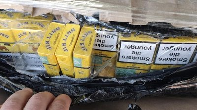 На Житомирщині зупинили автомобіль з контрабандними цигарками на суму більше 100 тисяч гривень На Житомирщині зупинили автомобіль з контрабандними цигарками на суму більше 100 тисяч гривень