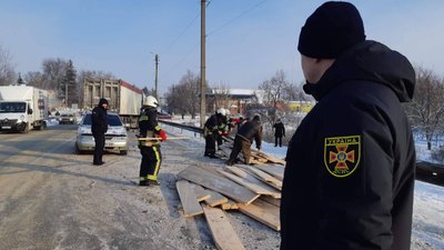 На Харківщині зіткнулися дві вантажівки: на дорогу вилетіли дошки