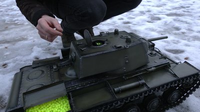 Стріляє кульками та випускає дим: моделіст з Рівного зробив мінікопію танка КВ-1 Стріляє кульками та випускає дим: моделіст з Рівного зробив мінікопію танка КВ-1