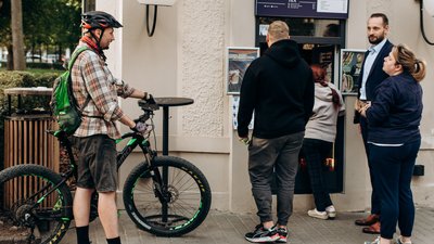 Чернівчан, які зранку їхали містом на велосипеді пригощали безплатною кавою Чернівчан, які зранку їхали містом на велосипеді пригощали безплатною кавою