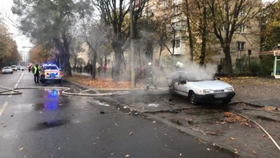 Допомагали гасити очевидці: у Рівному в потрійній ДТП загорілися два легковики Допомагали гасити очевидці: у Рівному в потрійній ДТП загорілися два легковики