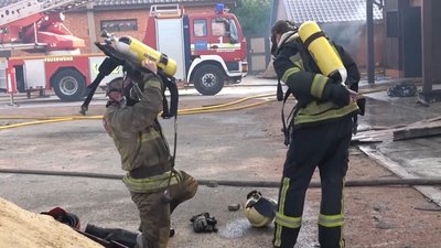 ДСНС-ники гасять пожежу на фабриці ДСНС-ники гасять пожежу на фабриці