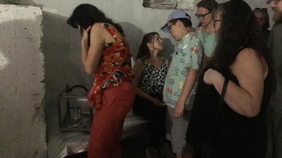 Мистецтво в укритті: в Черкасах поезією та музикою збирали кошти на ЗСУ