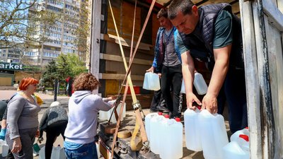 Миколаївці отримують воду за програмою "Фронт питної води", 5 травня 2022 року Миколаївці отримують воду за програмою "Фронт питної води", 5 травня 2022 року