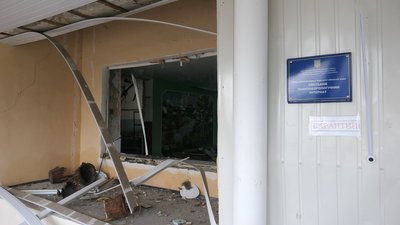 "Вікна і двері летять": очевидці про авіаудар по психоневрологічному інтернату у Свесі на Сумщині "Вікна і двері летять": очевидці про авіаудар по психоневрологічному інтернату у Свесі на Сумщині