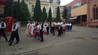 100 артистів Закарпатського народного хору відтворили давнє весілля в Ужгороді 100 артистів Закарпатського народного хору відтворили давнє весілля в Ужгороді