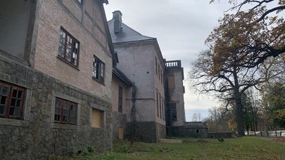На Черкащині мисливський палац консервують на зиму, щоб вберегти від дощів та снігу На Черкащині мисливський палац консервують на зиму, щоб вберегти від дощів та снігу