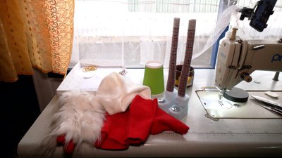 "Краду в себе час, щоб зробити потіху": кравчиня з Рівненщини виготовляє новорічних гномів та оленів
