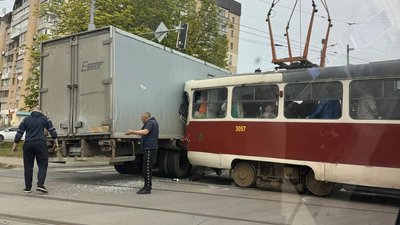 У Харкові сталася аварія за участі трамвая та вантажівки У Харкові сталася аварія за участі трамвая та вантажівки