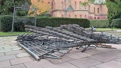 У Чернівцях пошкоджені автівкою ворота університету забрали на реставрацію