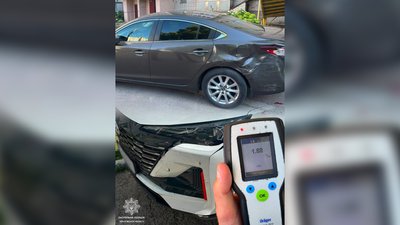 Колаж, на якому автівки після ДТП у Чернігові та показник на табло алкотестера