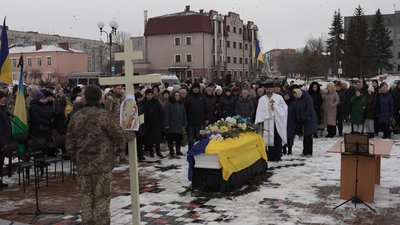 Прощання з пілотом Андрієм Антиховичем, який направив свій літак у російську колону та загинув на Херсонщині Прощання з пілотом Андрієм Антиховичем, який направив свій літак у російську колону та загинув на Херсонщині