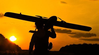 Український військовий з безпілотником