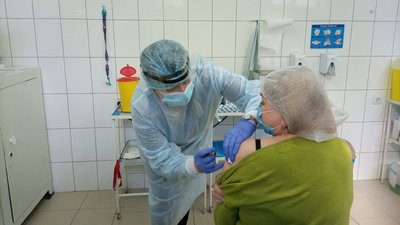 У Мукачеві від COVID-19 вакцинують медиків лікарні Святого Мартина