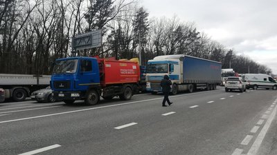 Вантажівки біля місця перекриття дороги